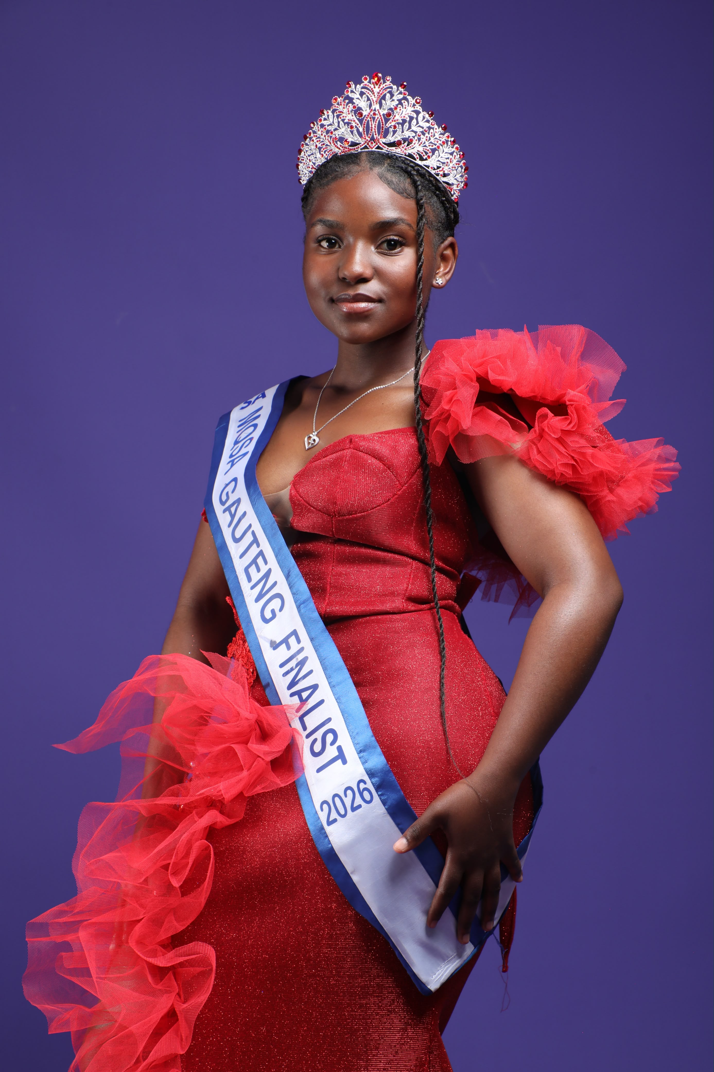 A finalist wearing a Queenette crown