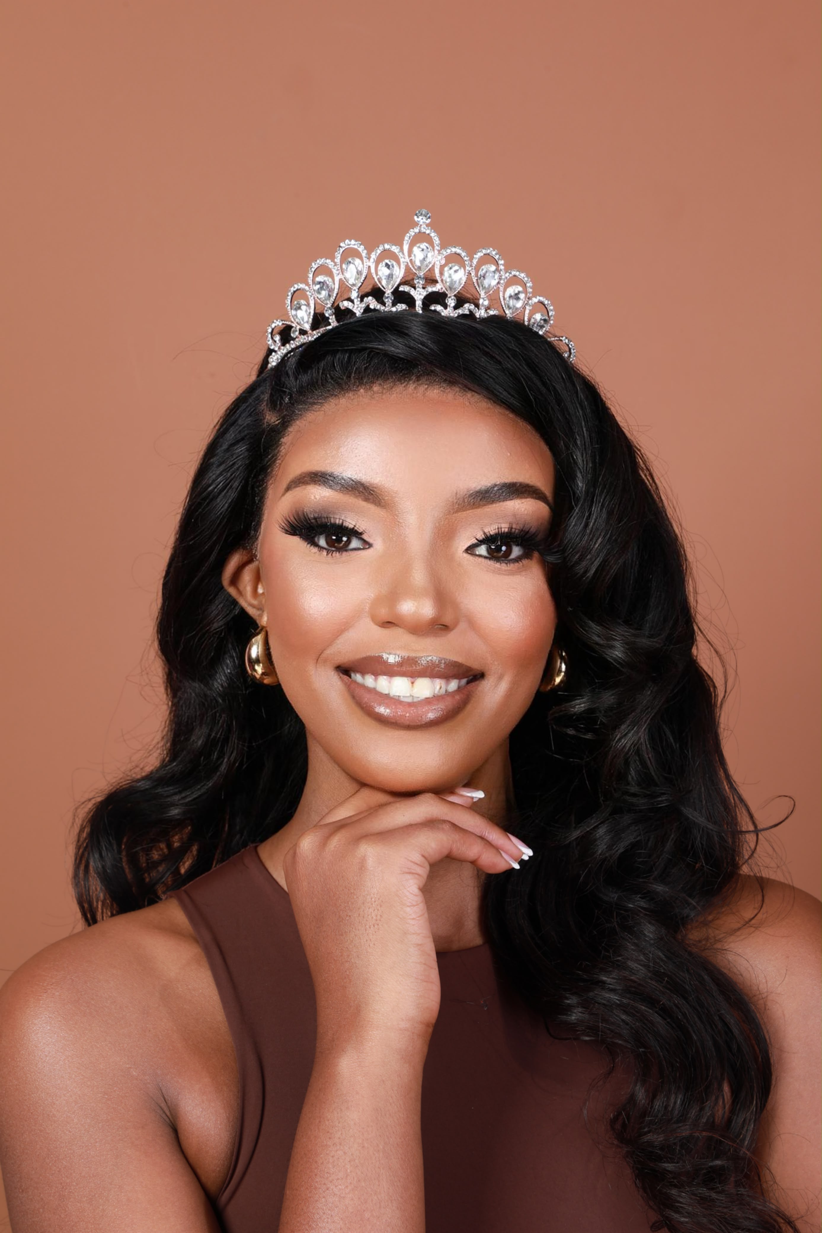A queen wearing a Queenette crown